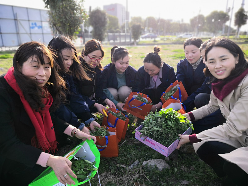 公司工會開展慶“三八女神節(jié)”女職工“挖野菜、包餛飩”活動